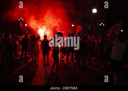 I sostenitori del FC Porto festeggiano la vittoria del titolo Primeira Liga, a Porto, Portogallo, il 16 luglio 2020. (Foto di Rita Franca/NurPhoto) Foto Stock