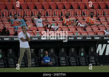 Head coach of Valencia CF Salvador Gonzalez, Voro, (L) and Dani Parejo of Valencia CF sitting in the stands during spanish La Liga match between Valencia CF and RCD Espanyol at Mestalla Stadium on July 16, 2020. (Photo by Jose Miguel Fernandez/NurPhoto) Foto Stock