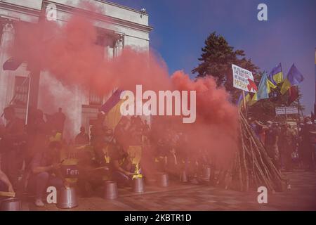 I manifestanti bruciano granate di fumo e tamburo su secchi durante un rally contro un disegno di legge, che offre di estendere l'uso della lingua russa nel sistema educativo dell'Ucraina, di fronte all'edificio del parlamento a Kyiv, Ucraina 17 luglio 2020 (Foto di Maxym Marusenko/NurPhoto) Foto Stock