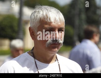 Il leader del partito 'Bratstvo' Dmytro Korchynsky partecipa a un raduno contro una legge che consente di ridurre l'uso della lingua Ucraina nelle scuole, vicino al palazzo del Parlamento ucraino a Kyiv, Ucraina, il 17 luglio 2020. Gli ucraini si sono riuniti per protestare contro l'adozione del progetto di legge? 2362 "sugli emendamenti ad alcuni atti legislativi dell'Ucraina relativi all'insegnamento della lingua di Stato nelle istituzioni educative", che prevede l'abolizione della transizione degli studenti dei gradi 5-11 delle scuole di lingua russa alla lingua Ucraina dal 01 settembre 2020 Foto Stock