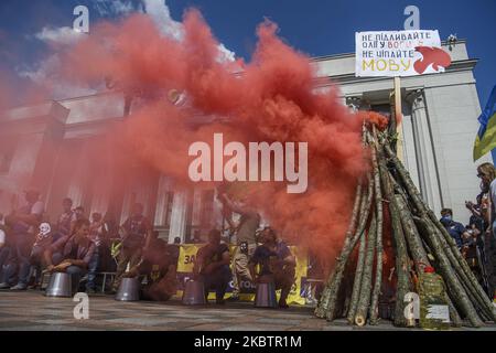 I manifestanti bruciano granate di fumo e tamburo su secchi durante un rally contro un disegno di legge, che offre di estendere l'uso della lingua russa nel sistema educativo dell'Ucraina, di fronte all'edificio del parlamento a Kyiv, Ucraina 17 luglio 2020 (Foto di Maxym Marusenko/NurPhoto) Foto Stock