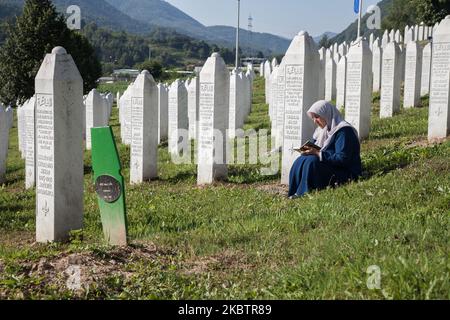 Ogni anno, molte persone vengono al Memoriale di Potocari in Bosnia-Erzegovina il 11 luglio 2020 per rendere omaggio alle vittime del genocidio. Il Memoriale del genocidio di Srebrenica, ufficialmente conosciuto come Monumento e Cimitero di Srebrenica-Potocari per le vittime del genocidio, è stato creato per onorare le vittime del massacro del 1995. Quest'anno la commemorazione del venticinquesimo anniversario del massacro di Srebrenica è stata segnata dalla pandemia del coronavirus, con una cerimonia al memoriale di Potocari con maggiori misure di sicurezza e igiene, con molte maschere e senza la presenza di leader stranieri. (Pho Foto Stock