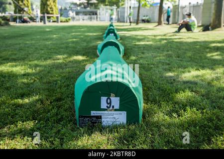 Ogni anno, molte persone vengono al Memoriale di Potocari in Bosnia-Erzegovina il 11 luglio 2020 per rendere omaggio alle vittime del genocidio. Il Memoriale del genocidio di Srebrenica, ufficialmente conosciuto come Monumento e Cimitero di Srebrenica-Potocari per le vittime del genocidio, è stato creato per onorare le vittime del massacro del 1995. Quest'anno la commemorazione del venticinquesimo anniversario del massacro di Srebrenica è stata segnata dalla pandemia del coronavirus, con una cerimonia al memoriale di Potocari con maggiori misure di sicurezza e igiene, con molte maschere e senza la presenza di leader stranieri. (Pho Foto Stock