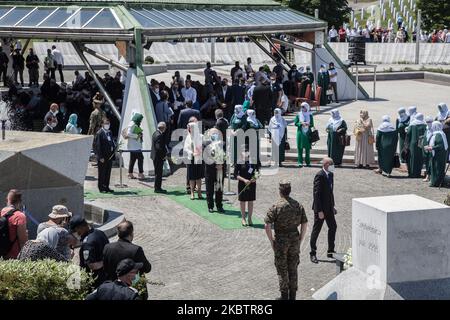 Ogni anno, molte persone vengono al Memoriale di Potocari in Bosnia-Erzegovina il 11 luglio 2020 per rendere omaggio alle vittime del genocidio. Il Memoriale del genocidio di Srebrenica, ufficialmente conosciuto come Monumento e Cimitero di Srebrenica-Potocari per le vittime del genocidio, è stato creato per onorare le vittime del massacro del 1995. Quest'anno la commemorazione del venticinquesimo anniversario del massacro di Srebrenica è stata segnata dalla pandemia del coronavirus, con una cerimonia al memoriale di Potocari con maggiori misure di sicurezza e igiene, con molte maschere e senza la presenza di leader stranieri. (Pho Foto Stock