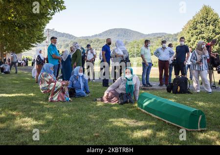 Ogni anno, molte persone vengono al Memoriale di Potocari in Bosnia-Erzegovina il 11 luglio 2020 per rendere omaggio alle vittime del genocidio. Il Memoriale del genocidio di Srebrenica, ufficialmente conosciuto come Monumento e Cimitero di Srebrenica-Potocari per le vittime del genocidio, è stato creato per onorare le vittime del massacro del 1995. Quest'anno la commemorazione del venticinquesimo anniversario del massacro di Srebrenica è stata segnata dalla pandemia del coronavirus, con una cerimonia al memoriale di Potocari con maggiori misure di sicurezza e igiene, con molte maschere e senza la presenza di leader stranieri. (Pho Foto Stock