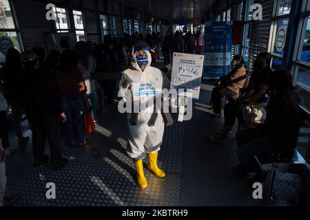 Un dipendente che indossa indumenti protettivi come precauzione contro il nuovo coronavirus tiene un banner che mostra informazioni sul virus e su quelli infetti presso la stazione centrale degli autobus Harmoni di Giacarta, Indonesia, il 17 luglio 2020. L’Indonesia ha il numero più alto di infezioni da coronavirus e di decessi nel sud-est asiatico. Secondo il funzionario del ministero della sanità, nelle ultime 24 ore nove province hanno registrato un numero elevato di casi. il presidente indonesiano, Joko Widodo, ha invitato il pubblico ad obbedire ai protocolli sanitari attuati per evitare ulteriori infezioni da COVID-19. (Foto di Afriadi Hi Foto Stock