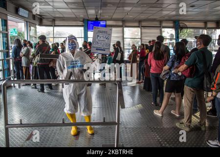 Un dipendente che indossa indumenti protettivi come precauzione contro il nuovo coronavirus tiene un banner che mostra informazioni sul virus e su quelli infetti presso la stazione centrale degli autobus Harmoni di Giacarta, Indonesia, il 17 luglio 2020. L’Indonesia ha il numero più alto di infezioni da coronavirus e di decessi nel sud-est asiatico. Secondo il funzionario del ministero della sanità, nelle ultime 24 ore nove province hanno registrato un numero elevato di casi. il presidente indonesiano, Joko Widodo, ha invitato il pubblico ad obbedire ai protocolli sanitari attuati per evitare ulteriori infezioni da COVID-19. (Foto di Afriadi Hi Foto Stock