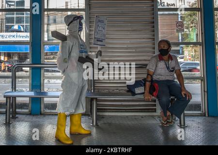 Un dipendente che indossa indumenti protettivi come precauzione contro il nuovo coronavirus tiene un banner che mostra informazioni sul virus e su quelli infetti presso la stazione centrale degli autobus Harmoni di Giacarta, Indonesia, il 17 luglio 2020. L’Indonesia ha il numero più alto di infezioni da coronavirus e di decessi nel sud-est asiatico. Secondo il funzionario del ministero della sanità, nelle ultime 24 ore nove province hanno registrato un numero elevato di casi. il presidente indonesiano, Joko Widodo, ha invitato il pubblico ad obbedire ai protocolli sanitari attuati per evitare ulteriori infezioni da COVID-19. (Foto di Afriadi Hi Foto Stock