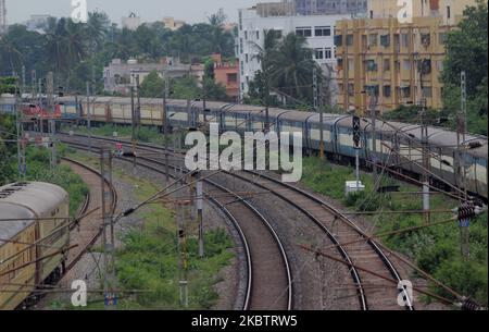 I binari ferroviari continuano il loro sguardo abbandonato tra il periodo di blocco dovuto al coronavirus COVID-19 si diffuse nella capitale dell'India orientale, Bhubaneswar, la città di Odisha, il 18 luglio 2020. (Foto di Str/NurPhoto) Foto Stock