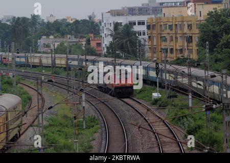 I binari ferroviari continuano il loro sguardo abbandonato tra il periodo di blocco dovuto al coronavirus COVID-19 si diffuse nella capitale dell'India orientale, Bhubaneswar, la città di Odisha, il 18 luglio 2020. (Foto di Str/NurPhoto) Foto Stock