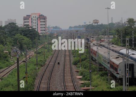 I binari ferroviari continuano il loro sguardo abbandonato tra il periodo di blocco dovuto al coronavirus COVID-19 si diffuse nella capitale dell'India orientale, Bhubaneswar, la città di Odisha, il 18 luglio 2020. (Foto di Str/NurPhoto) Foto Stock