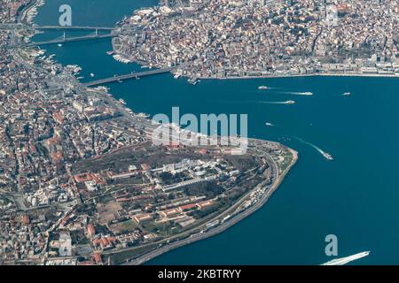 Vista aerea di Istanbul, Turchia, il 12 aprile 2020 da un aereo che sorvola la città storica con i luoghi di interesse del Patrimonio Mondiale dell'Umanità. La penisola storica di Istanbul o Costantinopoli dall'aria, la chiesa e il museo di Hagia Sofia, il Palazzo Topkapi, la Moschea Blu - Moschea Sultan Ahmed, il ponte di Galata, Sultanahmet, ippodrome, Suleymaniye, Grand Bazaar e molto altro nell'area Fatih di Istanbul sul lato europeo tra il Corno d'Oro, il Mare di Marmara e il Bosforo. (Foto di Nicolas Economou/NurPhoto) Foto Stock