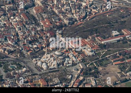 Vista aerea di Istanbul, Turchia, il 12 aprile 2020 da un aereo che sorvola la città storica con i luoghi di interesse del Patrimonio Mondiale dell'Umanità. La penisola storica di Istanbul o Costantinopoli dall'aria, la chiesa e il museo di Hagia Sofia, il Palazzo Topkapi, la Moschea Blu - Moschea Sultan Ahmed, il ponte di Galata, Sultanahmet, ippodrome, Suleymaniye, Grand Bazaar e molto altro nell'area Fatih di Istanbul sul lato europeo tra il Corno d'Oro, il Mare di Marmara e il Bosforo. (Foto di Nicolas Economou/NurPhoto) Foto Stock