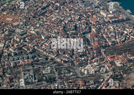 Vista aerea di Istanbul, Turchia, il 12 aprile 2020 da un aereo che sorvola la città storica con i luoghi di interesse del Patrimonio Mondiale dell'Umanità. La penisola storica di Istanbul o Costantinopoli dall'aria, la chiesa e il museo di Hagia Sofia, il Palazzo Topkapi, la Moschea Blu - Moschea Sultan Ahmed, il ponte di Galata, Sultanahmet, ippodrome, Suleymaniye, Grand Bazaar e molto altro nell'area Fatih di Istanbul sul lato europeo tra il Corno d'Oro, il Mare di Marmara e il Bosforo. (Foto di Nicolas Economou/NurPhoto) Foto Stock