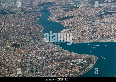 Vista aerea di Istanbul, Turchia, il 12 aprile 2020 da un aereo che sorvola la città storica con i luoghi di interesse del Patrimonio Mondiale dell'Umanità. La penisola storica di Istanbul o Costantinopoli dall'aria, la chiesa e il museo di Hagia Sofia, il Palazzo Topkapi, la Moschea Blu - Moschea Sultan Ahmed, il ponte di Galata, Sultanahmet, ippodrome, Suleymaniye, Grand Bazaar e molto altro nell'area Fatih di Istanbul sul lato europeo tra il Corno d'Oro, il Mare di Marmara e il Bosforo. (Foto di Nicolas Economou/NurPhoto) Foto Stock