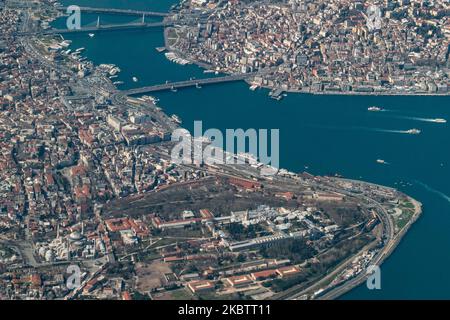 Vista aerea di Istanbul, Turchia, il 12 aprile 2020 da un aereo che sorvola la città storica con i luoghi di interesse del Patrimonio Mondiale dell'Umanità. La penisola storica di Istanbul o Costantinopoli dall'aria, la chiesa e il museo di Hagia Sofia, il Palazzo Topkapi, la Moschea Blu - Moschea Sultan Ahmed, il ponte di Galata, Sultanahmet, ippodrome, Suleymaniye, Grand Bazaar e molto altro nell'area Fatih di Istanbul sul lato europeo tra il Corno d'Oro, il Mare di Marmara e il Bosforo. (Foto di Nicolas Economou/NurPhoto) Foto Stock
