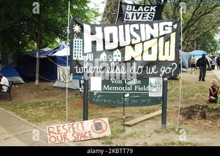 Residenti e attivisti molti dei quali accampati in solidarietà con i senzatetto residenti di Camp Laykay Nou è aumentato presto la mattina per ripulire dalla celebrazione della loro rappresaglia dalla minaccia di sfratto da parte della città, Costruendo una barricata prima di partire per marzo a Camp Ted in un sito vicino alla sede centrale della Philadelphia Housing Authority, la comunità di Camp Ted è stata anche costruita per chiedere il diritto umano di base ad alloggiare per i residenti senza casa di Philadelphia a Philadelphia, PA, il 17 luglio 2020. (Foto di Cory Clark/NurPhoto) Foto Stock