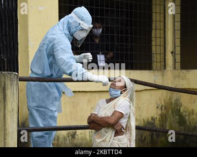 Operatore sanitario che raccoglie il campione di tampone per il test COVID-19 presso un centro di screening, Guwahati, Assam, India, il 18 luglio 2020. (Foto di David Talukdar/NurPhoto) Foto Stock