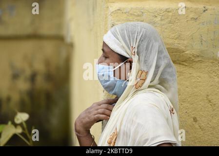 Donna in attesa dei risultati dopo aver dato un campione di tampone per il test COVID-19, presso un centro di screening COVID-19, Guwahati, Assam, India, sabato 18 luglio 2020. (Foto di David Talukdar/NurPhoto) Foto Stock