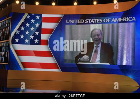 Joseph Lieberman (screen) parla durante l'annuale Free Iran Global Summit, il raduno online della resistenza iraniana, il 17 luglio 2020, ad Ashraf-3, in Albania. L'ex senatore americano Joseph Lieberman ha detto, parlando online al vertice, che il regime iraniano non cambierà. Il cambiamento verrà dai combattenti della resistenza. (Foto di Siavosh Hosseini/NurPhoto) Foto Stock