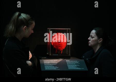 Milano, Italia. 04th Nov 2022. Milano, Italia - 4 novembre 2022: Visitatori della mostra Body Worlds - The Rhythm of Life a cura del plastinator Dr Gunther von Hagens e della curatrice Dr Angelina Whalley alla Stazione di Milano Centrale, che espone esemplari reali che dimostrano la complessità, la resilienza e la vulnerabilità del corpo umano. (Foto di Piero Crociatti/Sipa USA) Credit: Sipa USA/Alamy Live News Foto Stock