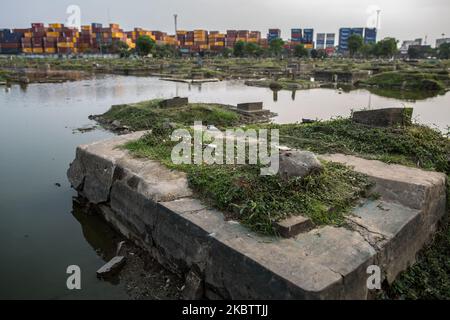 Una vista del cimitero pubblico che sommerse dalle acque di alluvione dall'aumento del livello del mare il 18 luglio 2020 a Giacarta Nord, Indonesia. Dagli anni '1970s, alcune parti di Giacarta sono affondate per più di quattro metri, ad una velocità fino a 25 centimetri l'anno. La capitale indonesiana di Giacarta ospita 10 milioni di persone, ma è anche una delle città più affondate al mondo. Circa il 40% di Giacarta si trova sotto il livello del mare. (Foto di Afriadi Hikmal/NurPhoto) Foto Stock