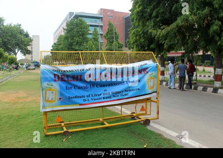 Manifesti di consapevolezza per le persone che si sono guarite dall'infezione da Covid-19, per donare il proprio plasma sanguigno per il trattamento dei pazienti di Covid-19 all'ospedale ILBS di Vasant Kunj, il 18 luglio 2020 a Nuova Delhi, India. La città, una delle più colpite del paese, attualmente ha 16.711 casi attivi. Il tasso di recupero totale è del 83,29 per cento. (Foto di Mayank Makhija/NurPhoto) Foto Stock