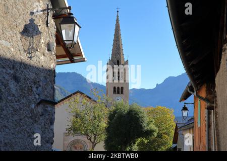 Nevache, Hautes Alpes (Alpi francesi del Sud), Francia, un villaggio situato a Vallee de la Claree (Valle di Claree), con la chiesa di Saint Marcellin Foto Stock