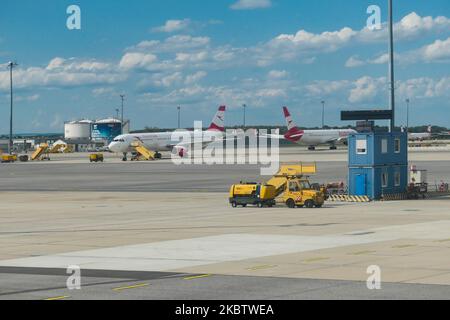 La flotta a terra di Austrian Airlines OS AUA, il vettore di bandiera della filiale austriaca del Gruppo Lufthansa e membro della Star Alliance, come visto nell'aeroporto internazionale di Vienna Schwechat vie, Austria, il 15 luglio 2020. Gli aeromobili Boeing e Airbus con i motori coperti sono visti parcheggiati sul piazzale di sosta durante l'era pandemica Coronavirus Covid-19 mentre il traffico aereo è stato ridotto a causa delle restrizioni di viaggio e del divieto di viaggio o delle misure di quarantena di blocco. Il 1 luglio, l'Austria emette un avviso di viaggio per sei paesi balcanici, Serbia, Montenegro, Bosnia-Erzegovina, Macedonia settentrionale, Alba Foto Stock