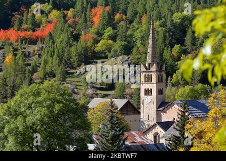 Primo piano sul campanile della chiesa di Saint Marcellin a Nevache, Hautes Alpes, Francia, un villaggio tradizionale situato a Vallee de la Claree Foto Stock