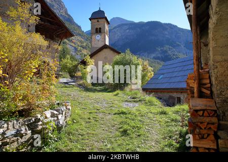 Plampinet, Hautes Alpes (Alpi francesi del Sud), Francia, un villaggio situato a Vallee de la Claree (Valle di Claree), con la chiesa di Saint Sebastien Foto Stock