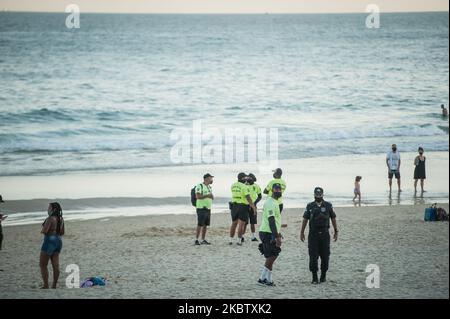 Ufficiali di polizia sono visti ispezionare la spiaggia di ipanema situata nel sud della città di Rio de Janeiro, Brasile, il 19 luglio 2020. Le autorità locali iniziano il 4th (quarto) delle 6 fasi di allentamento dell'isolamento sociale (quarantena) o che consente alcuni sport collettivi sulla spiaggia di sabbia, tranne nei fine settimana. Rio de Janeiro ha superato il segno di 11.000 morti causate dal coronavirus (COVID-19) e più di 135.000 casi confermati dalla malattia. (Foto di Allan Carvalho/NurPhoto) Foto Stock