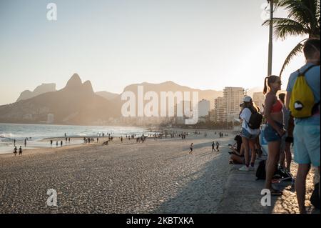 I bagnanti sono visti sulla spiaggia di ipanema situata nel sud della città di Rio de Janeiro, Brasile, il 19 luglio 2020. Le autorità locali hanno iniziato il 4th (quarto) delle 6 fasi di facilitare l'isolamento sociale (quarantena), che consente alcuni sport di squadra sulla spiaggia tranne per i fine settimana. Rio de Janeiro ha superato i 11.000 decessi causati dal Coronavirus (COVID-19) e più di 135.000 casi confermati di malattia (Foto di Allan Carvalho/NurPhoto) Foto Stock