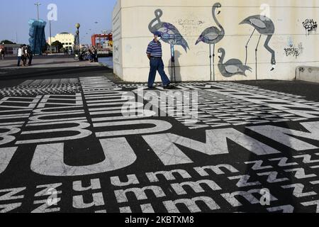 Un uomo che indossa una maschera protettiva cammina vicino al ponte 25 de Abril, a Lisbona. 19 luglio 2020. La normalità delle procedure in Portogallo continua mentre il bollettino informativo della direzione generale della Salute conferma che Lisbona e la Valle del Tago sono la regione in cui l'aumento dei casi è ancora il più significativo, che rappresenta il 87% dei nuovi casi. La pandemia del 19 ha già mietuto più di 600.000 vittime e contagiato oltre 14,2 milioni di persone in 196 paesi e territori. Nella regione portoghese sono stati confermati 48.390 casi, di cui 1.684 sono morti a causa della malattia Foto Stock