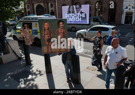 Satirical artist Kaya Mar presents his new artwork depicting Johnny Depp and Amber Heard outside the Royal Courts of Justice on the tenth day of the hearing on the libel case against The Sun newspaper on 20 July, 2020 in London, England. Amber Heard is due to testify as a witness for The Sun's publisher, News Group Newspapers, as Johnny Depp is suing the newspaper over a 2018 article in which he was accused of being violent towards her during their marriage. (Photo by WIktor Szymanowicz/NurPhoto) Stock Photo