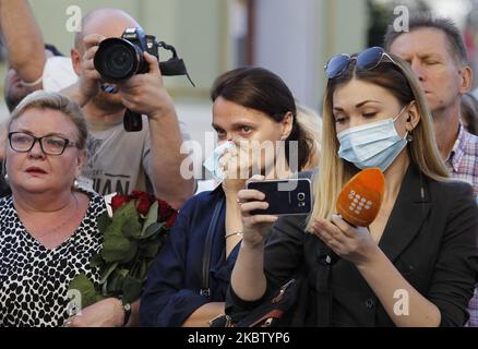 Una donna reagisce durante l'apertura di un memoriale in memoria del giornalista Pavel Sheremet nel sito in cui è stato ucciso da un'automobile intrappolata quattro anni fa, a Kyiv, Ucraina, il 20 luglio 2020. Il giornalista Pavel Sheremet, 44 anni, che ha lavorato nel giornale online ucraino Pravda, è morto in un'esplosione di auto nel centro di Kyiv il 20 luglio 2016. Il 12 dicembre 2019 il ministro degli interni Arsen Avakov ha dichiarato che gli investigatori della polizia nazionale hanno sospettato di aver ucciso il giornalista Pavel Sheremet. (Foto di Str/NurPhoto) Foto Stock