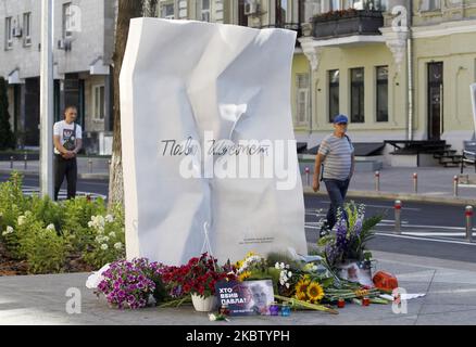 Un memoriale in memoria del giornalista Pavel Sheremet è visto nel luogo in cui è stato ucciso da un'automobile bomba quattro anni fa, a Kyiv, Ucraina, il 20 luglio 2020. Il giornalista Pavel Sheremet, 44 anni, che ha lavorato nel giornale online ucraino Pravda, è morto in un'esplosione di auto nel centro di Kyiv il 20 luglio 2016. Il 12 dicembre 2019 il ministro degli interni Arsen Avakov ha dichiarato che gli investigatori della polizia nazionale hanno sospettato di aver ucciso il giornalista Pavel Sheremet. (Foto di Str/NurPhoto) Foto Stock