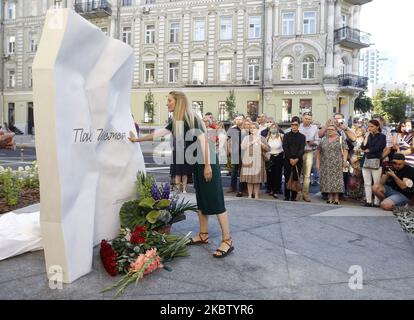 A woman pays tribute during opening of a memorial in memory of journalist Pavel Sheremet at the site where he was killed by a car bomb four years ago, in Kyiv, Ukraine, on 20 July, 2020. Journalist Pavel Sheremet, 44, who worked in Ukrayinska Pravda online newspaper, died in a car explosion in downtown Kyiv on 20 July 2016. On 12 December , 2019 the Interior Minister Arsen Avakov said that the National Police investigators have detained suspected in the murder of journalist Pavel Sheremet. (Photo by STR/NurPhoto) Foto Stock