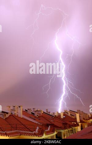 Fulmini in un temporale sulla Grande Lisbona in Portogallo, il 21 luglio 2020. (Foto di Pedro FiÃºza/NurPhoto) Foto Stock