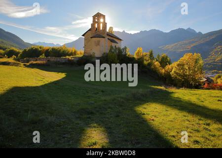 La cappella di Villard Saint Pancrace, situato su una collina vicino a Briancon, Hautes Alpes (Alpi francesi del Sud), Francia, circondato da colori autunnali Foto Stock