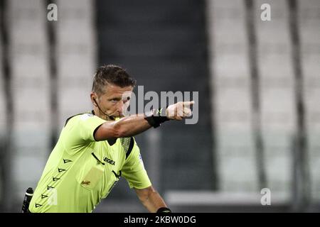 L'arbitro Daniele Orsato punta al cartello di calcio di Punizione durante la partita di calcio di Serie A n.34 JUVENTUS - LAZIO il 20 luglio 2020 allo Stadio Allianz di Torino, Piemonte, Italia. (Foto di Matteo Bottanelli/NurPhoto) Foto Stock