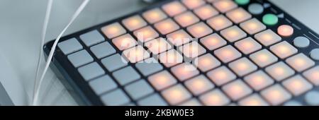 Le cuffie bianche sono dotate di mixer con pulsanti Foto Stock