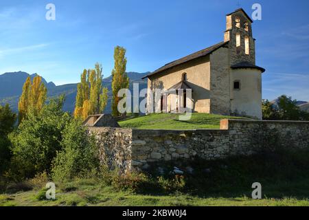 La cappella di Villard Saint Pancrace, situato su una collina vicino a Briancon, Hautes Alpes (Alpi francesi del Sud), Francia, circondato da colori autunnali Foto Stock