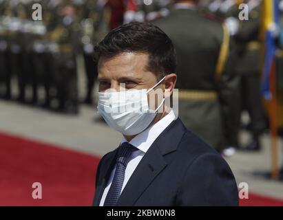 Il Presidente ucraino Volodymyr Zelensky partecipa ad una cerimonia di benvenuto con la Presidente della Confederazione Simonetta Sommaruga (non vista) prima del loro incontro al Palazzo Mariyinsky di Kiev, in Ucraina, il 21 luglio 2020. Simonetta Sommaruga è in visita ufficiale in Ucraina il 20-23 luglio, durante la quale prevede di visitare Donbas e di incontrare alti funzionari e rappresentanti della società civile, come hanno riferito i media locali. (Foto di Str/NurPhoto) Foto Stock