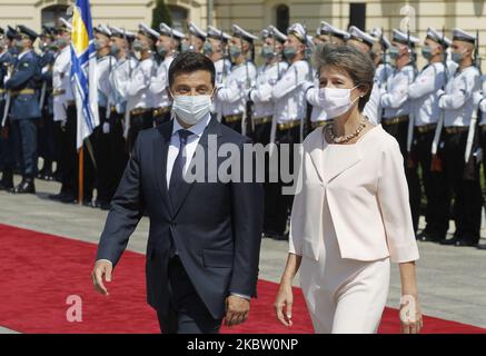 Il Presidente ucraino Volodymyr Zelensky (L) e il Presidente della Confederazione Simonetta Sommaruga (R) esaminano la guardia d'onore prima del loro incontro al Palazzo Mariyinsky di Kiev, in Ucraina, il 21 luglio 2020. Simonetta Sommaruga è in visita ufficiale in Ucraina il 20-23 luglio, durante la quale prevede di visitare Donbas e di incontrare alti funzionari e rappresentanti della società civile, come hanno riferito i media locali. (Foto di Str/NurPhoto) Foto Stock