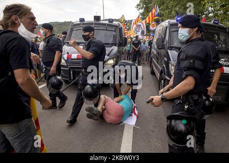 Migliaia di persone pro-indipendenza e repubblicane dimostrano e affrontano la polizia nei vigneti che circondano il monastero di Poblet durante la visita del re Felipe VI di Spagna e della regina Letizia. Con lo slogan ''la Catalogna non ha re'', i separatisti catalani volevano arrivare al punto in cui era il capo della Spagna. A Poblet, Catalogna, Spagna, il 20 luglio 2020. (Foto di Albert Llop/NurPhoto) Foto Stock
