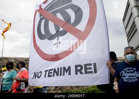 Migliaia di persone pro-indipendenza e repubblicane dimostrano e affrontano la polizia nei vigneti che circondano il monastero di Poblet durante la visita del re Felipe VI di Spagna e della regina Letizia. Con lo slogan ''la Catalogna non ha re'', i separatisti catalani volevano arrivare al punto in cui era il capo della Spagna. A Poblet, Catalogna, Spagna, il 20 luglio 2020. (Foto di Albert Llop/NurPhoto) Foto Stock