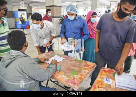 I lavoratori espatriati del Bangladesh aspettano in coda per fornire i loro campioni per i test COVID-19 in un centro di isolamento temporaneo installato a Dhaka, Bangladesh, il 21 luglio 2020 (Foto di Mamunur Rashid/NurPhoto) Foto Stock