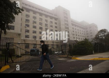 Una passeggiata pedonale di fronte al Tribunale federale situato a Comodoro Py Avenue a Buenos Aires, Argentina, il 21 luglio 2020. Il governo argentino guidato dal presidente Alberto Fernandez presenterà questa settimana un disegno di legge sulla riforma giudiziaria. (Foto di Matías Baglietto/NurPhoto) Foto Stock