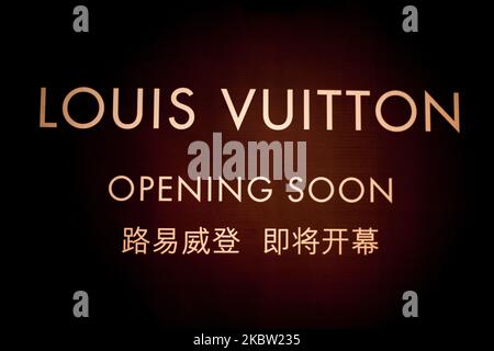 Un poster che annuncia l'imminente apertura di un negozio Louis Vuitton. Il 24 luglio 2011, a Chonqching, Cina. (Foto Illustrazione di Emeric Fohlen/NurPhoto) Foto Stock